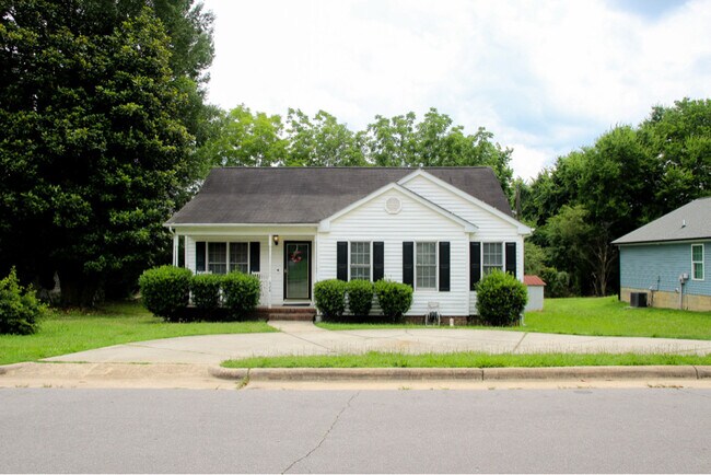 Building Photo - 624 E Pine Ave