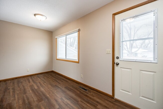 Building Photo - 6507 Laurel Ln NE