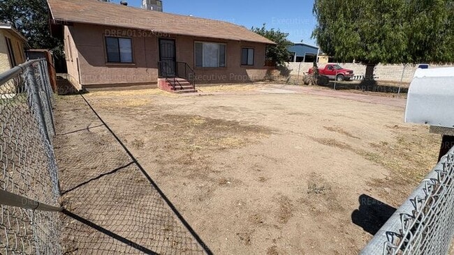 Building Photo - 4 bedroom 2 bathroom house in East Bakersfield near park and schools.