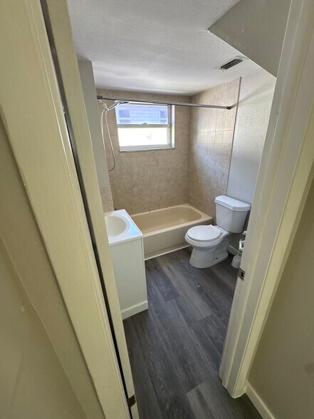 Building Photo - 7023 Oakwood Dr