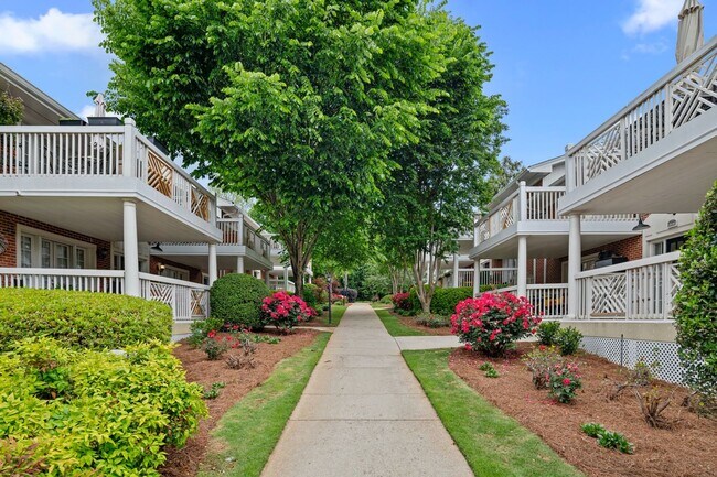 Building Photo - Beautiful 2bd/1ba Condo in VA Highlands w/ Balcony and Pool!!