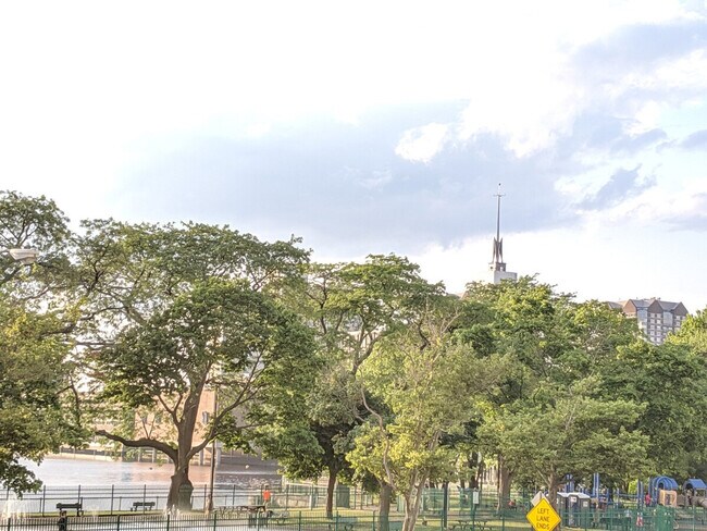 Building Photo - 175 Blossom St