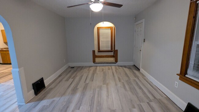 Building Photo - Charming 3-bedroom, 1-bathroom home located in the vibrant city of Akron