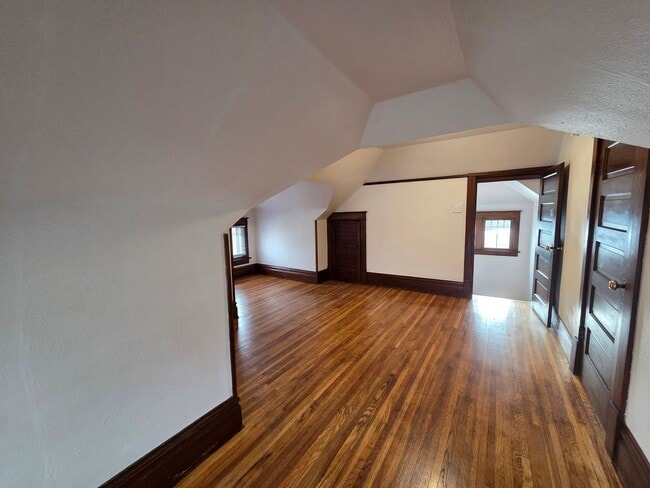 Building Photo - Beautiful and large Cedar Falls House