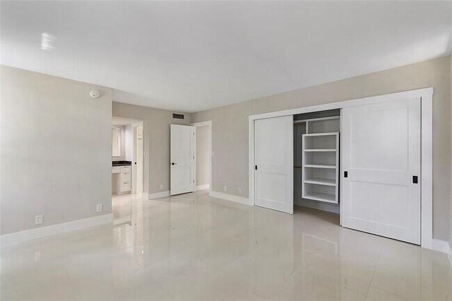 Building Photo - 605 Oaks Dr
