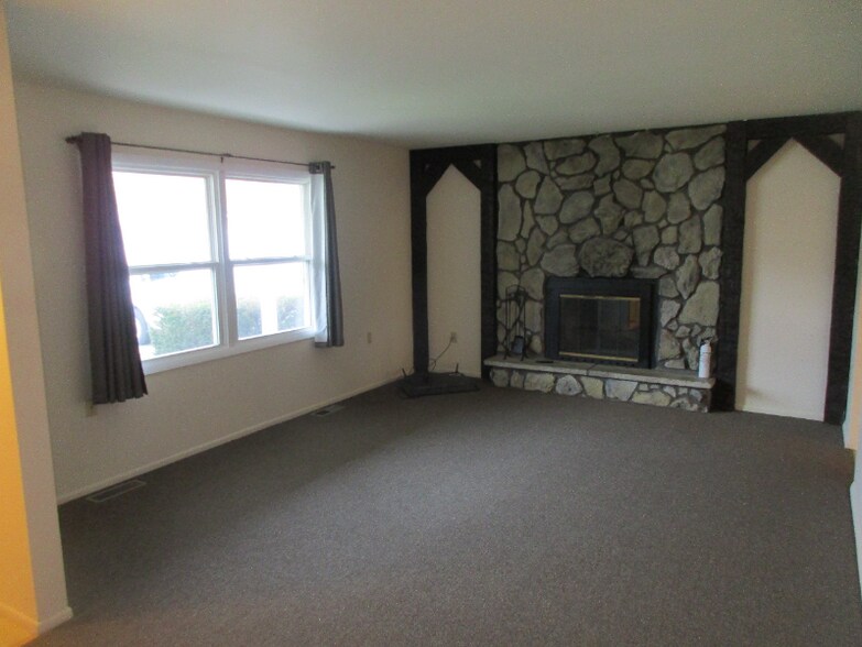 Building Photo - 733 Acadia Rd