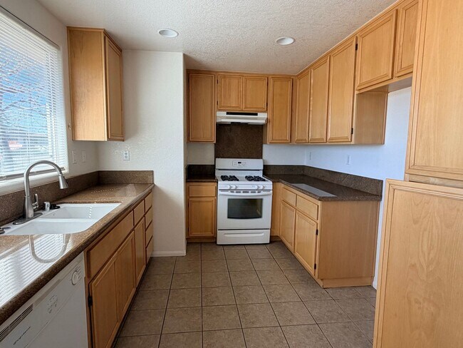 Building Photo - 9236 Peach Ave