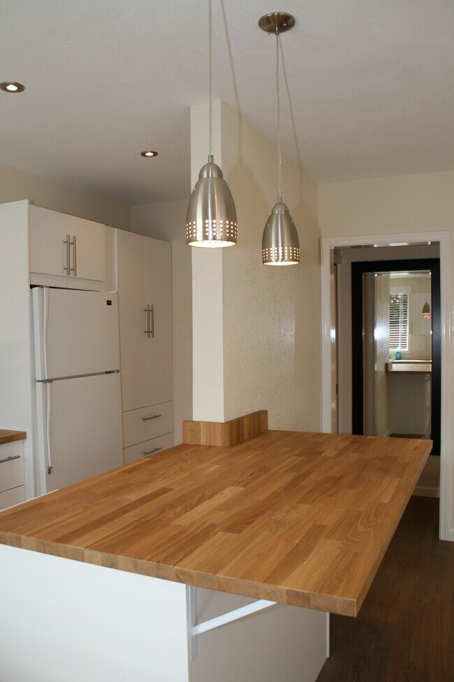 Building Photo - 2527 Elm Ave