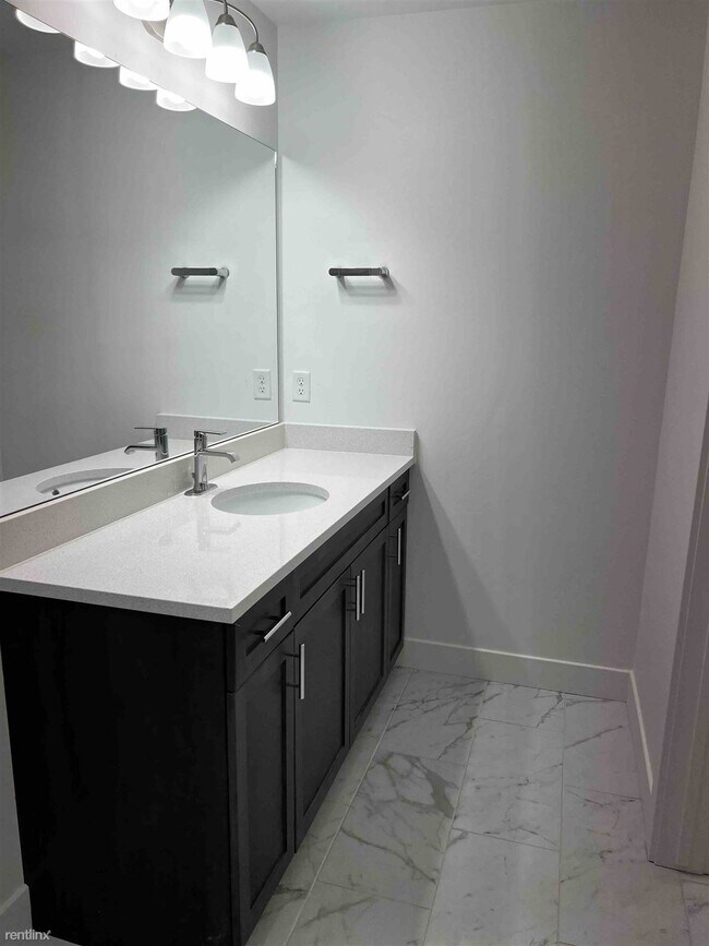 Building Photo - 4 br, 3.5 bath Townhome - 2021 South Sawmi...