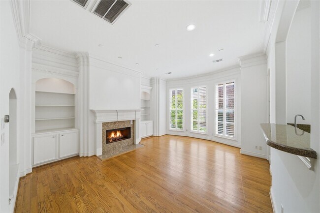 Building Photo - 1329 Hyde Park Blvd