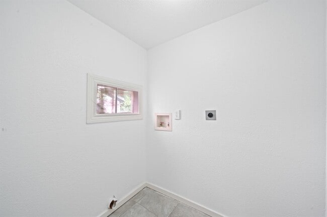 Building Photo - 2823 Bernardo De Galvez Ave