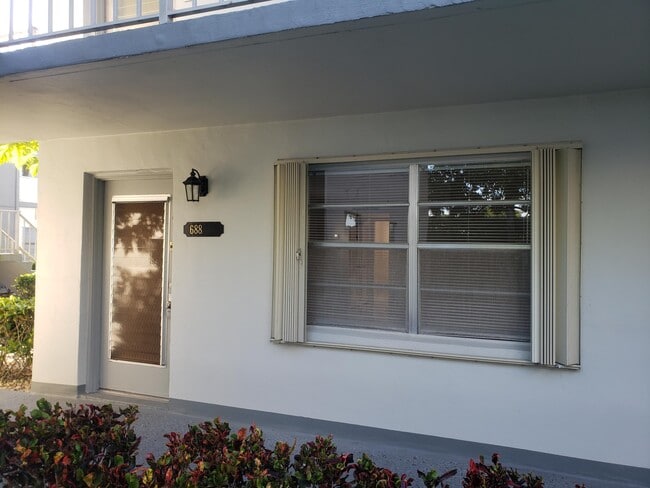 Building Photo - 688 Burgundy L