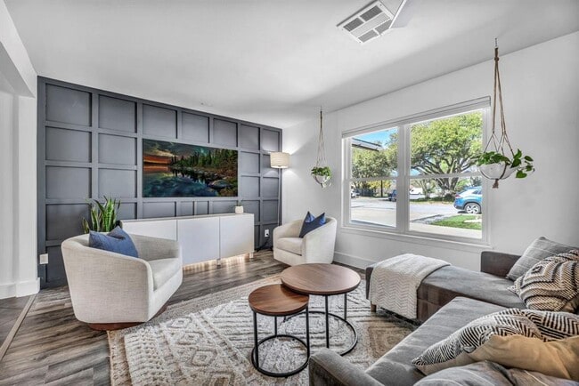 Building Photo - 2805 Silverway Dr