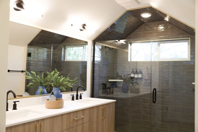 Building Photo - 3922 I St