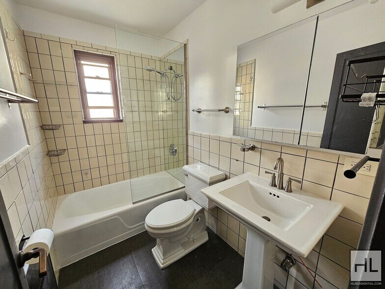 Building Photo - Spacious 2 Bedroom Apartment in the Heart ...