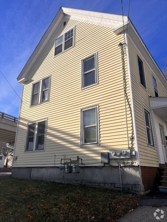 Building Photo - No more commute! Walk to BIW and Downtown...