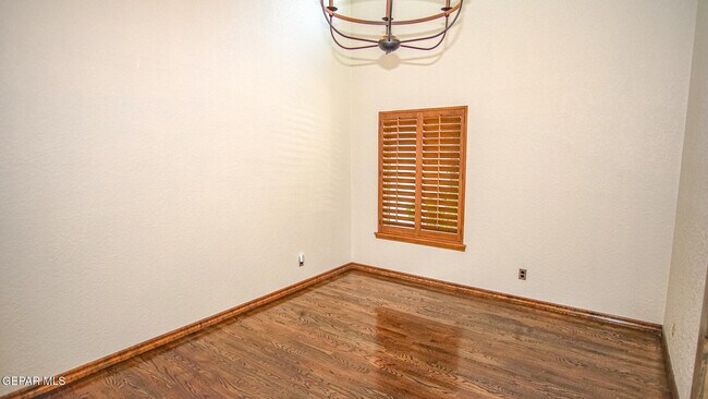 Building Photo - 612 Willow Glen Dr