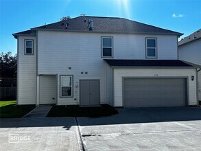 Building Photo - 120 Pecan Ln