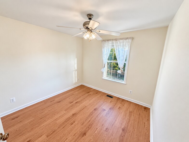 Building Photo - 47612 Watkins Island Square