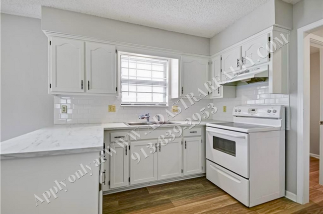 Building Photo - 3 Bed 1.5 Bath Duplex in Blue Valley Schoo...