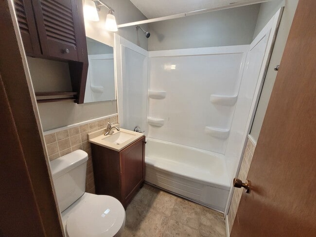 Building Photo - 3 Bedroom, 1.5 Bathroom home with detached garage