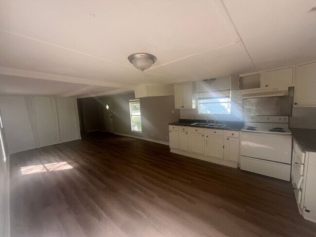 Building Photo - Large 2 br 2bath