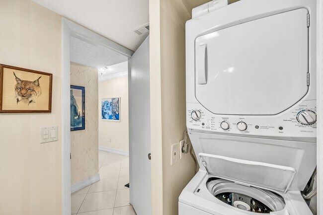 Building Photo - 9285 Vista del Lago