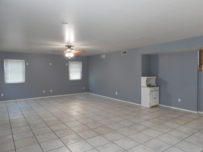 Building Photo - 5 bedroom 3 bath