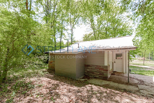 Building Photo - Charming 3 Bedroom in Birmingham!