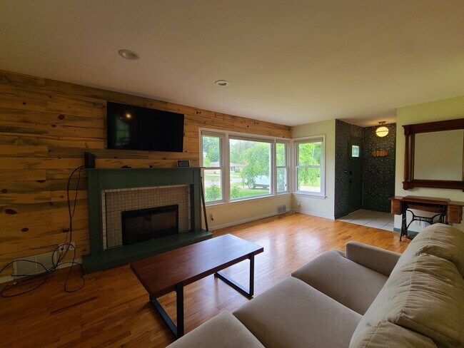 Building Photo - Partially Furnished 3-Bedroom Home with Fe...