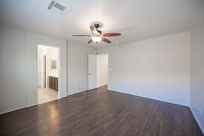 Building Photo - Beautiful 4 Bedroom 2.5 bath Home in the Southwest!