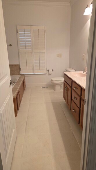 Building Photo - 324 Avenue of the Oaks