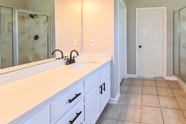 Building Photo - 5546 Lakefront Dr