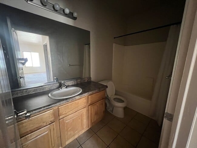 Building Photo - Grand Legacy Townhome