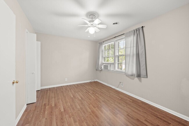 Building Photo - Awesome 2BE/1.5BA duplex in fantastic location in Nashville!