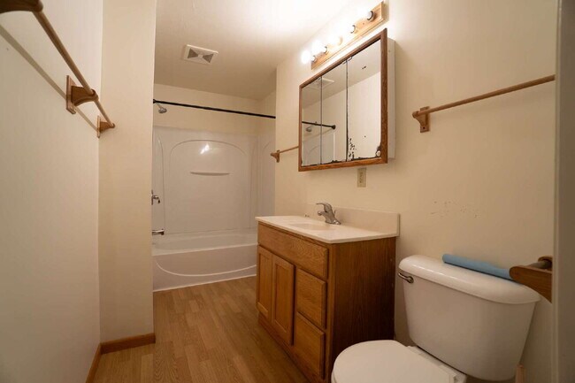 Building Photo - 4 bedroom 1 bath - available for June 1st ...