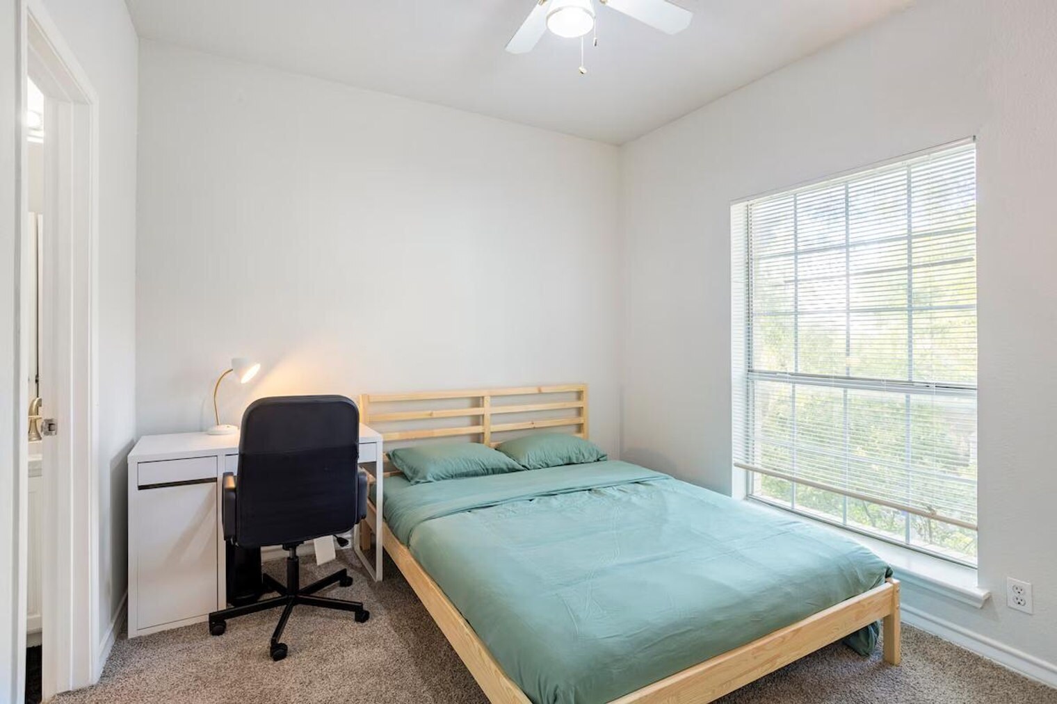 Building Photo - 1005 W 23rd St