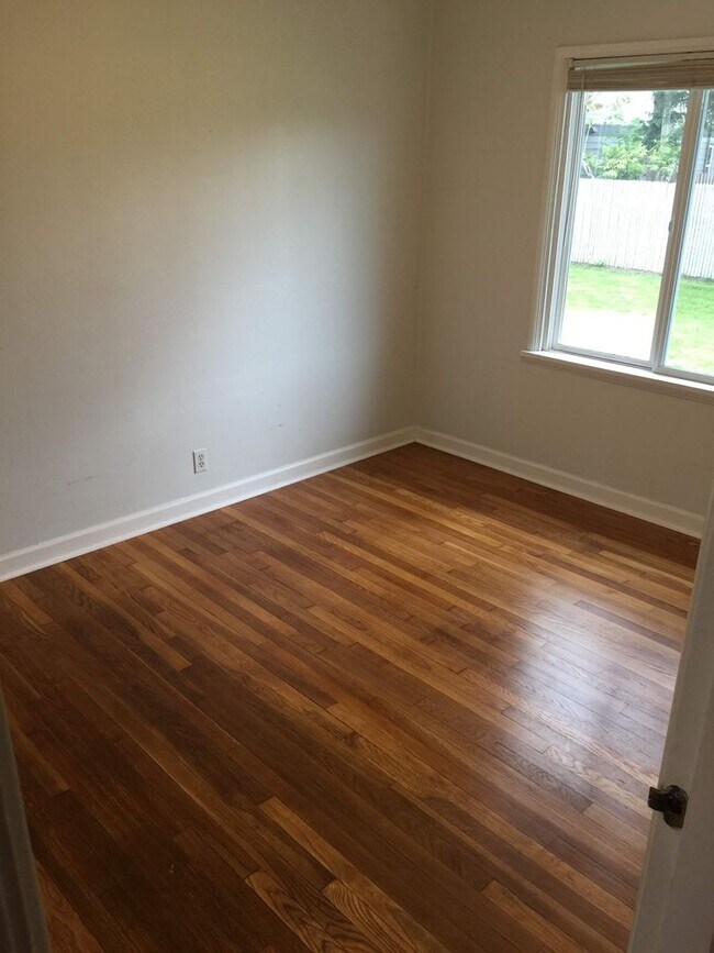 Building Photo - 1bed w/hardwoods, extra storage onsite, co...