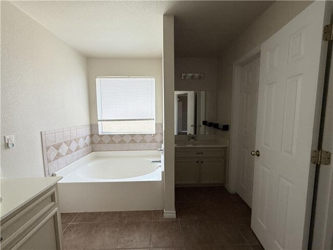 Building Photo - 2409 Gail Dr