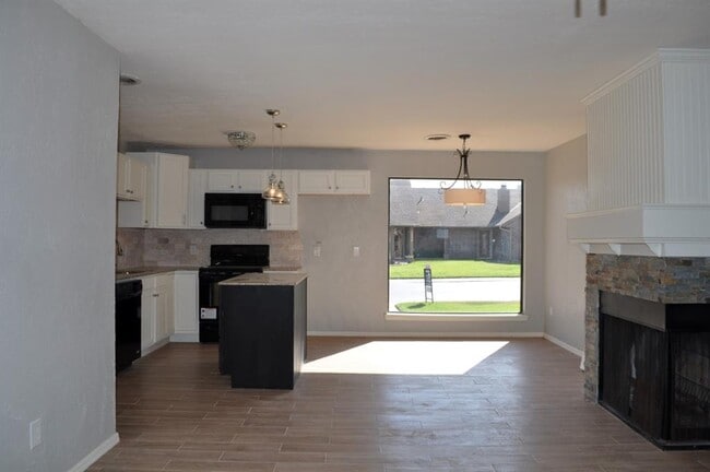 Building Photo - 6805 NW 63rd Terrace