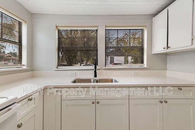 Building Photo - 1921 Reynolds St