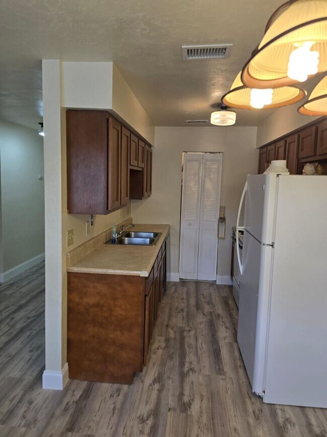 Building Photo - Beautiful 2 bedroom 1 bathroom Single Fami...