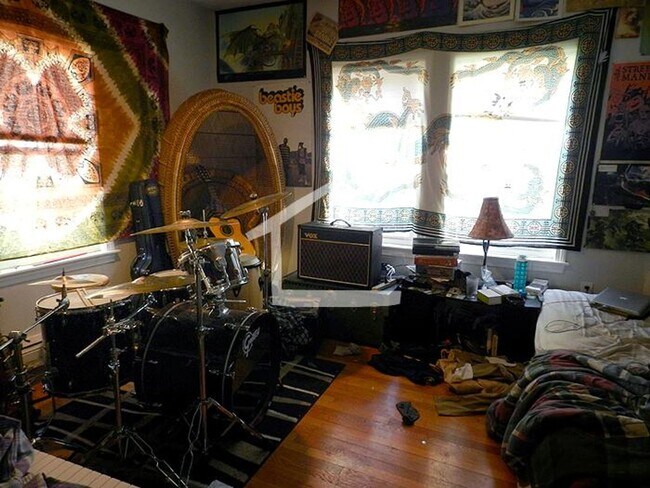 Building Photo - Large Apartment in Allston, Students Welcome! Pets Friendly. Laundry on a Site, Parking for Rent