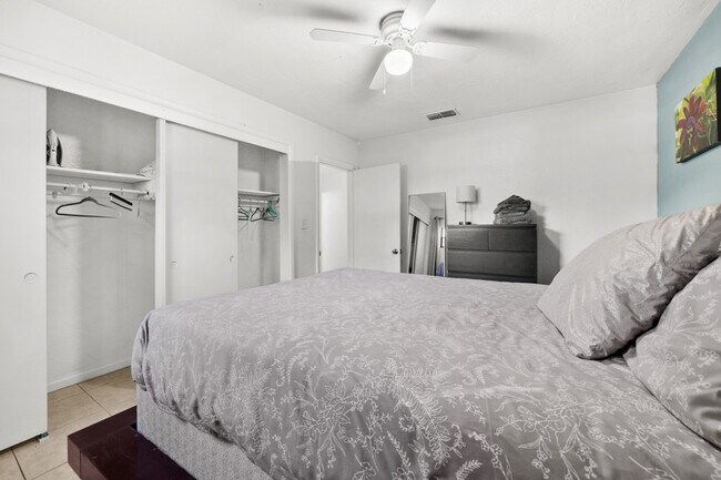 Building Photo - 735 SE 4th Ave