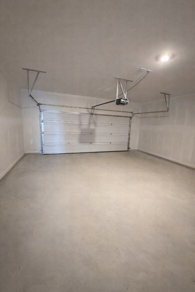 Building Photo - 5559 Wintergreen Dr