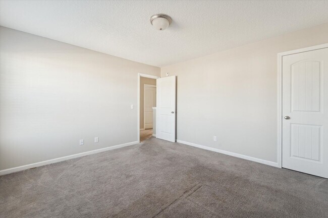 Building Photo - AVAILABLE NOW! (Pet Friendly)