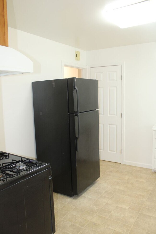 Building Photo - Ready for Move In! Three Bedroom, 1 1/2 Bathroom House with 2 Garages and Side Yard Access in Pit...
