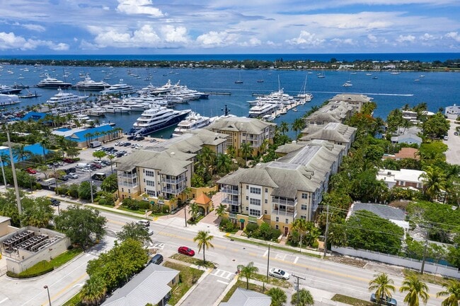 Building Photo - Top Floor Waterfront Condo - Renovated 1 B...
