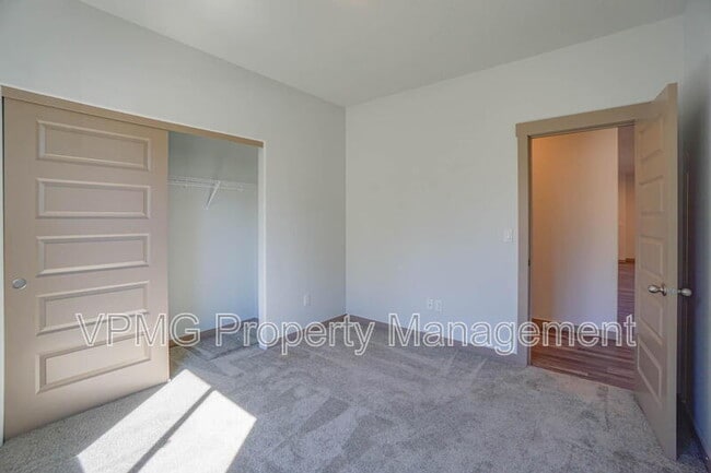 Building Photo - 13801 NE 33rd Cir