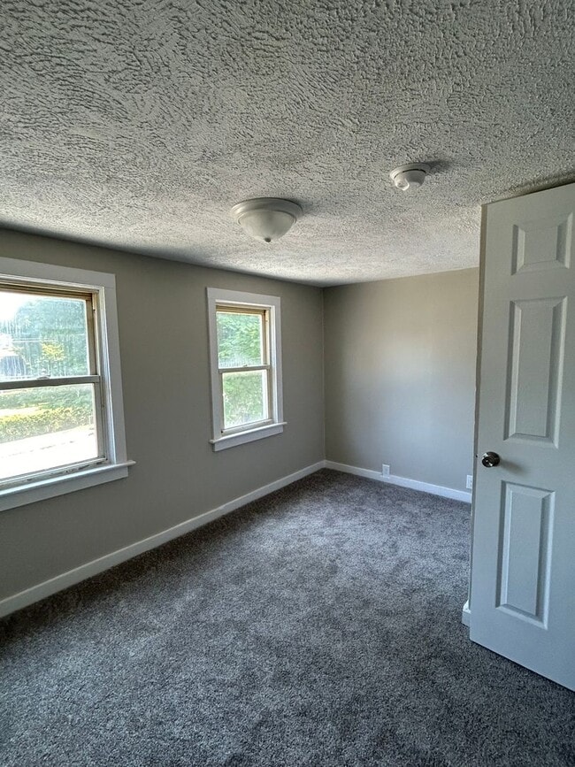 Building Photo - 3 Bdrm Oswego! Charming! Updated!
